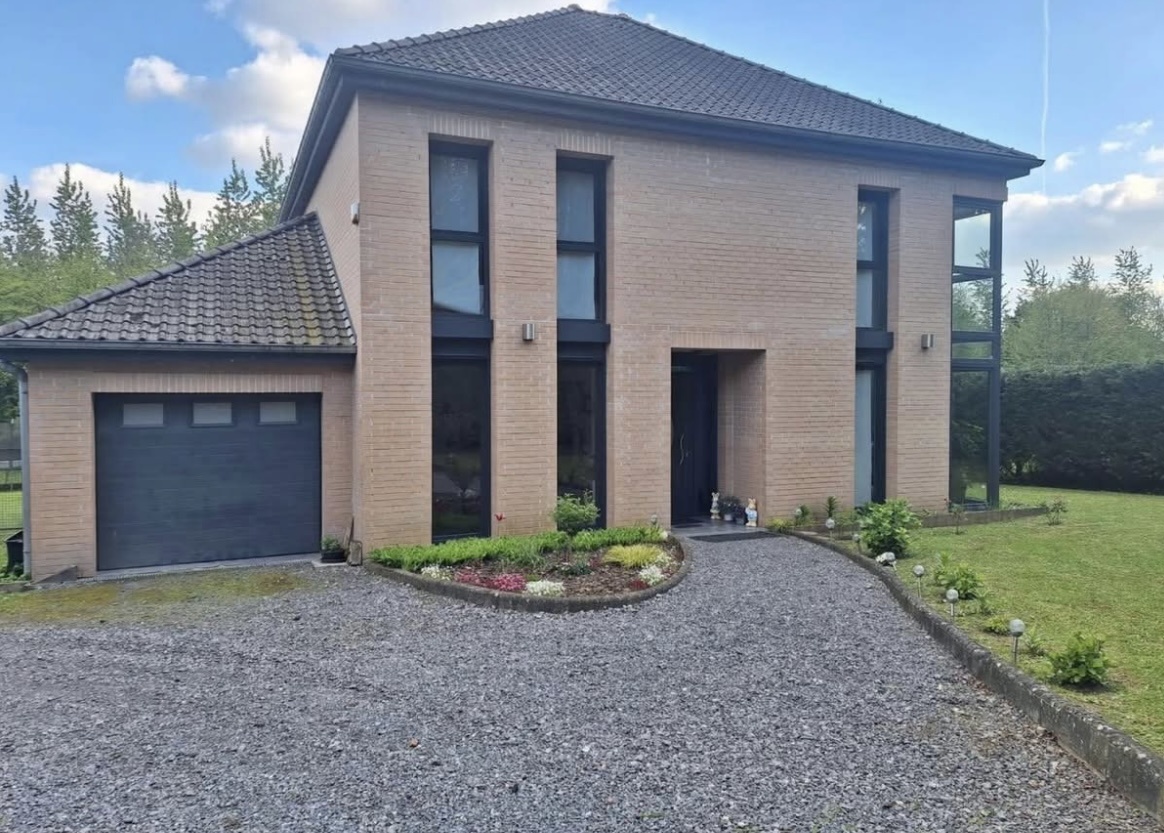 Maison équipée de châssis anthracite